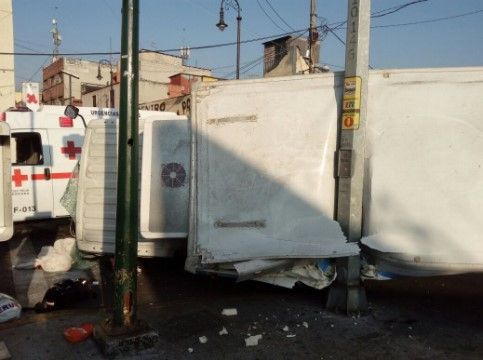 Pipa de gas choca y vuelca a camioneta repartidora - choque-6