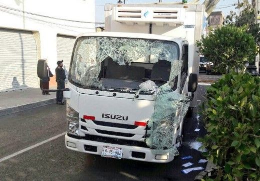 Pipa de gas choca y vuelca a camioneta repartidora - choque-7