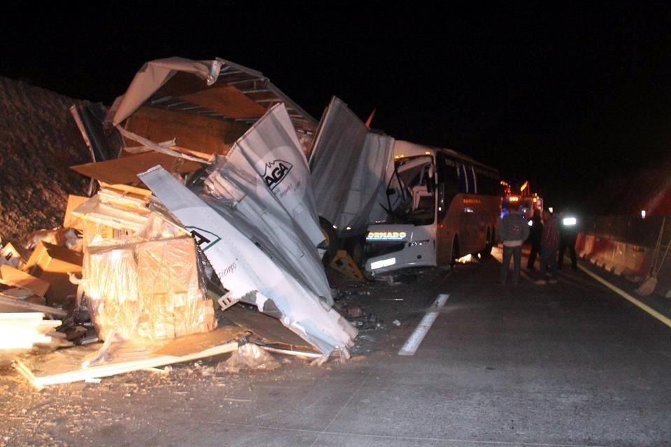 Autobús choca con un tráiler en Nuevo León. Al menos 25 lesionados