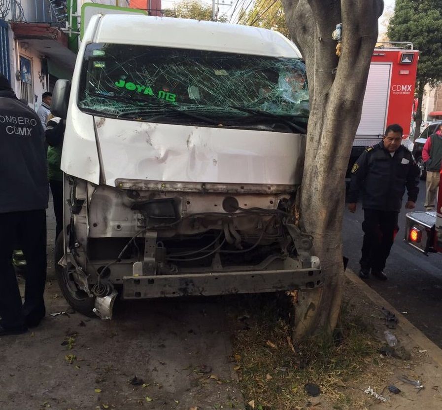 Choque deja 12 lesionados en Viaducto Tlalpan - choque-combi-tlalpan-1