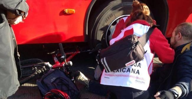 Ciclista pierde el control y choca contra Metrobús