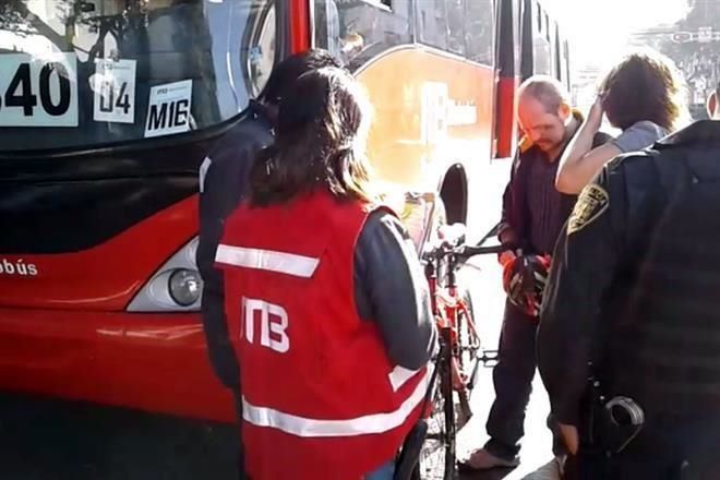Ciclista pierde el control y choca contra Metrobús - ciclista-2