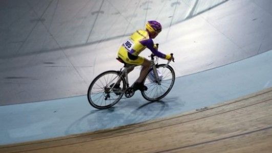Hombre de 105 años rompe récord de ciclismo