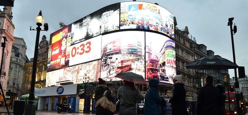 Piccadilly Circus apagó sus luces por primera vez en 80 años