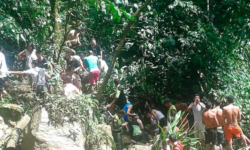 Mueren siete personas tras voltearse puente colgante en Colombia - colombia-puente-colgante-@deVillavicencio