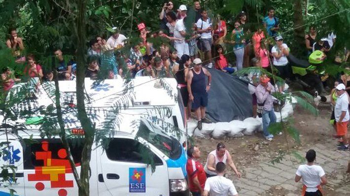 Mueren siete personas tras voltearse puente colgante en Colombia