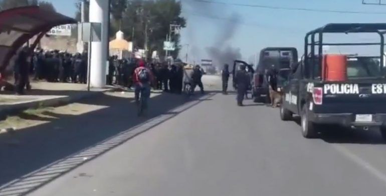 Enfrentamiento entre policías y manifestantes deja 10 heridos en Hidalgo Enfrentamiento entre policías y manifestantes deja 10 heridos en Hidalgo