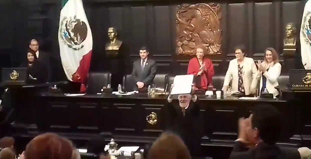 Asambleístas firman Constitución de la Ciudad de México
