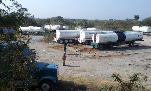 Decomisan 58 vehículos, 80 mil litros de gasolina y armas en Veracruz