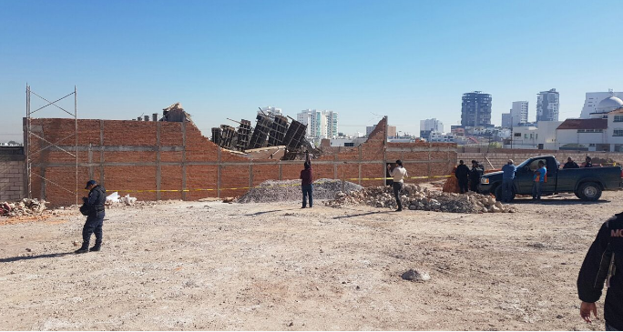 Colapso de construcción en SLP deja 2 muertos