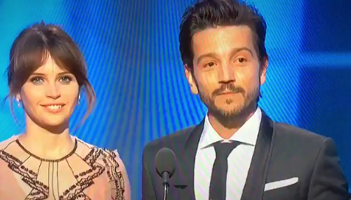 Video: Diego Luna habla en español en entrega de los Globos de Oro
