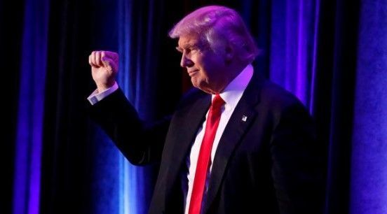 Donald Trump promete a automotrices reducir impuestos