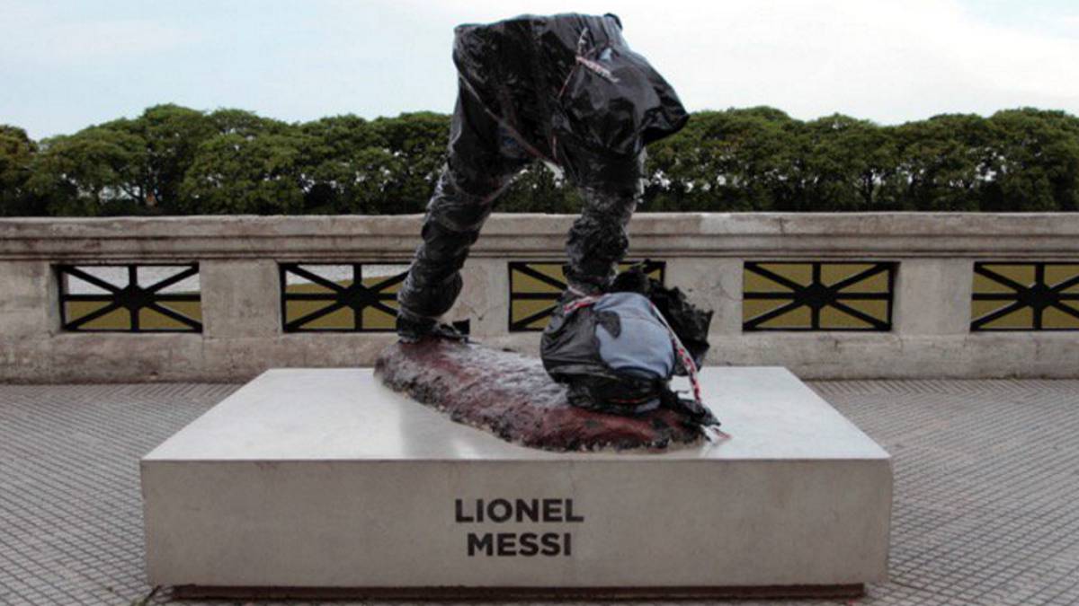 Destrozan estatua de Lionel Messi en Buenos Aires - estatua-messi-1
