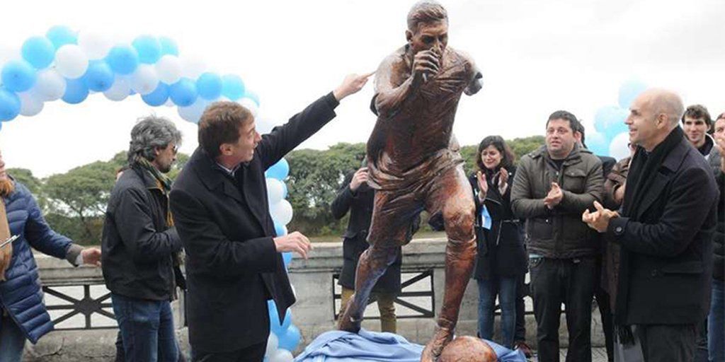 Destrozan estatua de Lionel Messi en Buenos Aires - estatua-messi