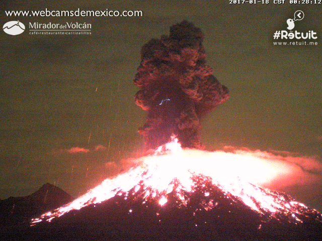 Volcán de Colima emite fumarola con material incandescente
