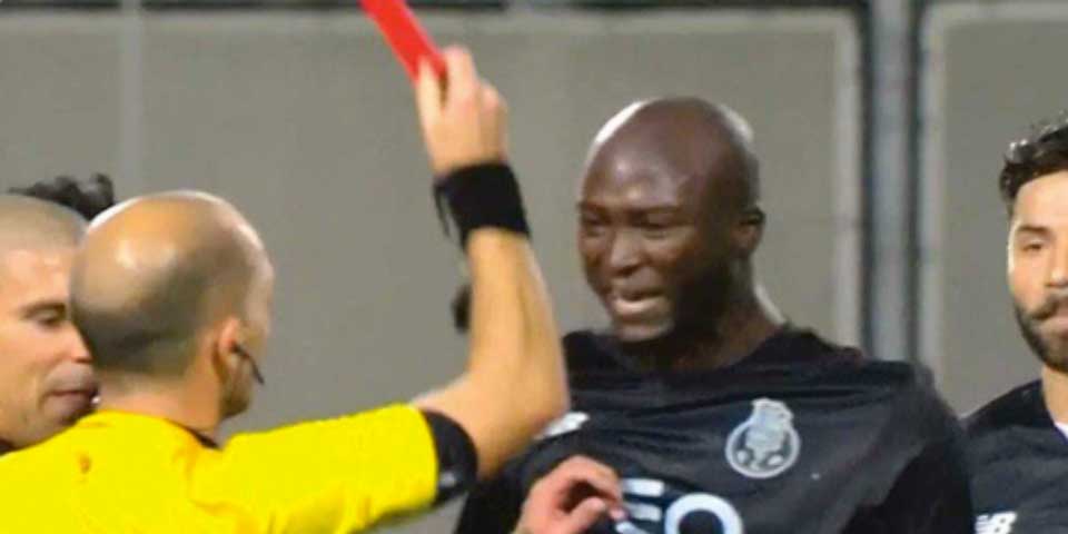 Árbitro expulsa a jugador con el que chocó por correr hacia atrás