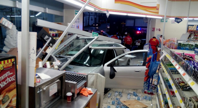 Hombre impacta una tienda al intentar estacionarse en Monterrey