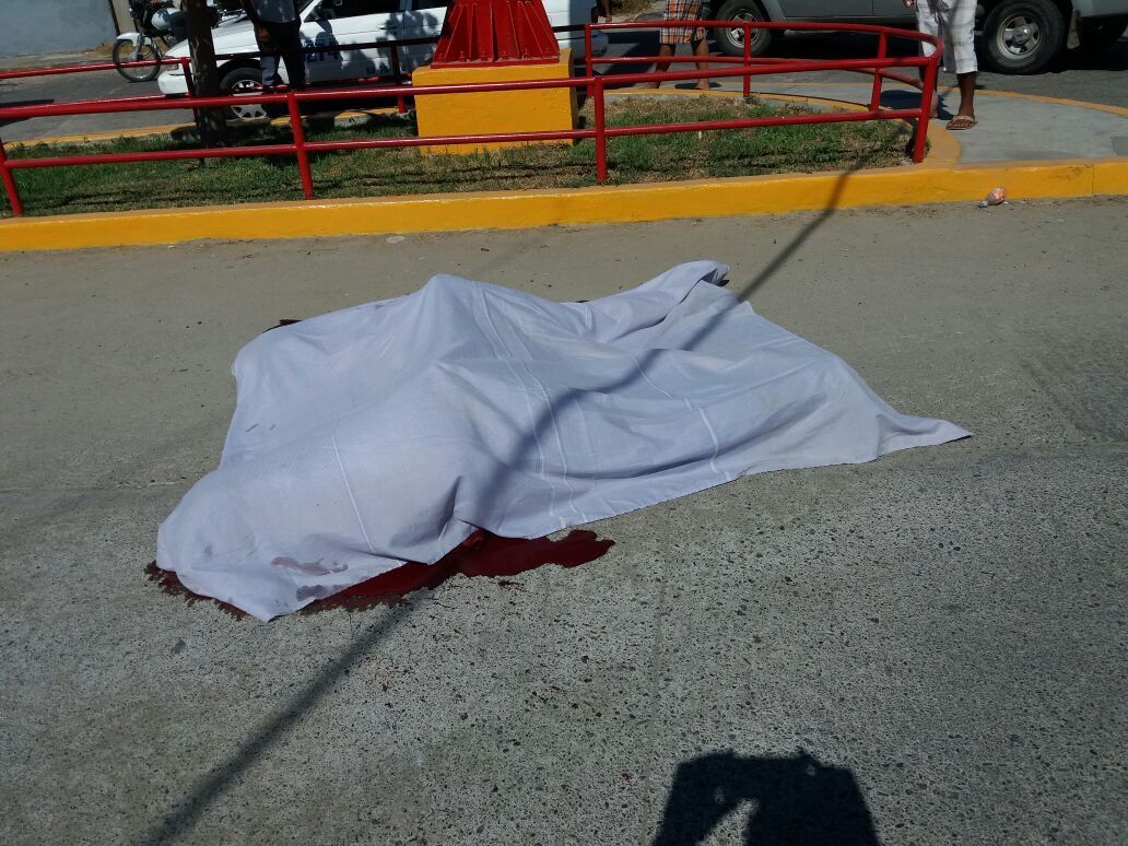 Matan a dos personas afuera de un Oxxo en Zihuatanejo
