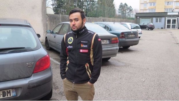 Sujeta su auto por más de 5 km para que no lo roben