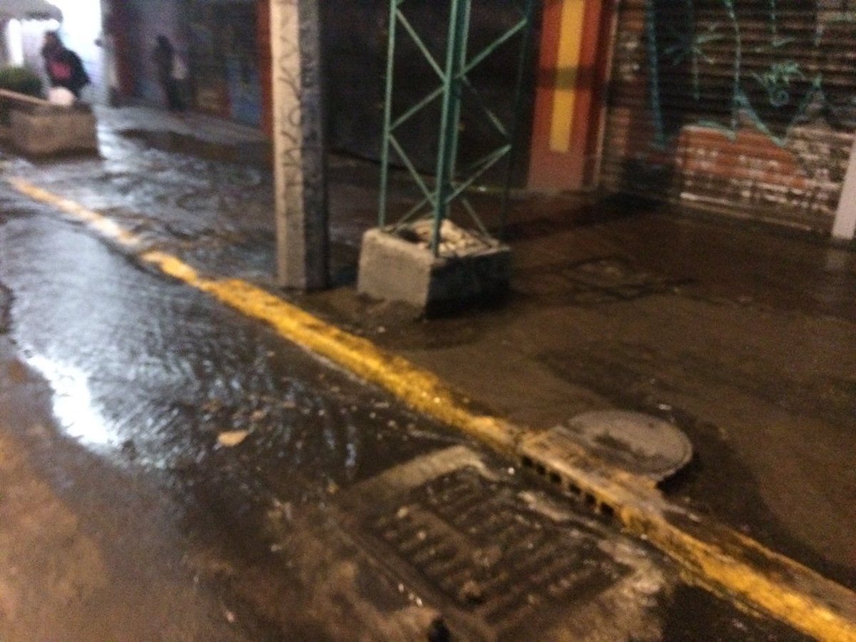 Fuga de agua en avenida Revolución