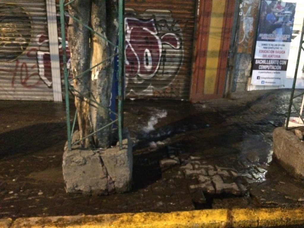 Fuga de agua en avenida Revolución - fuga-agua-av-revolucion-2-1024x768