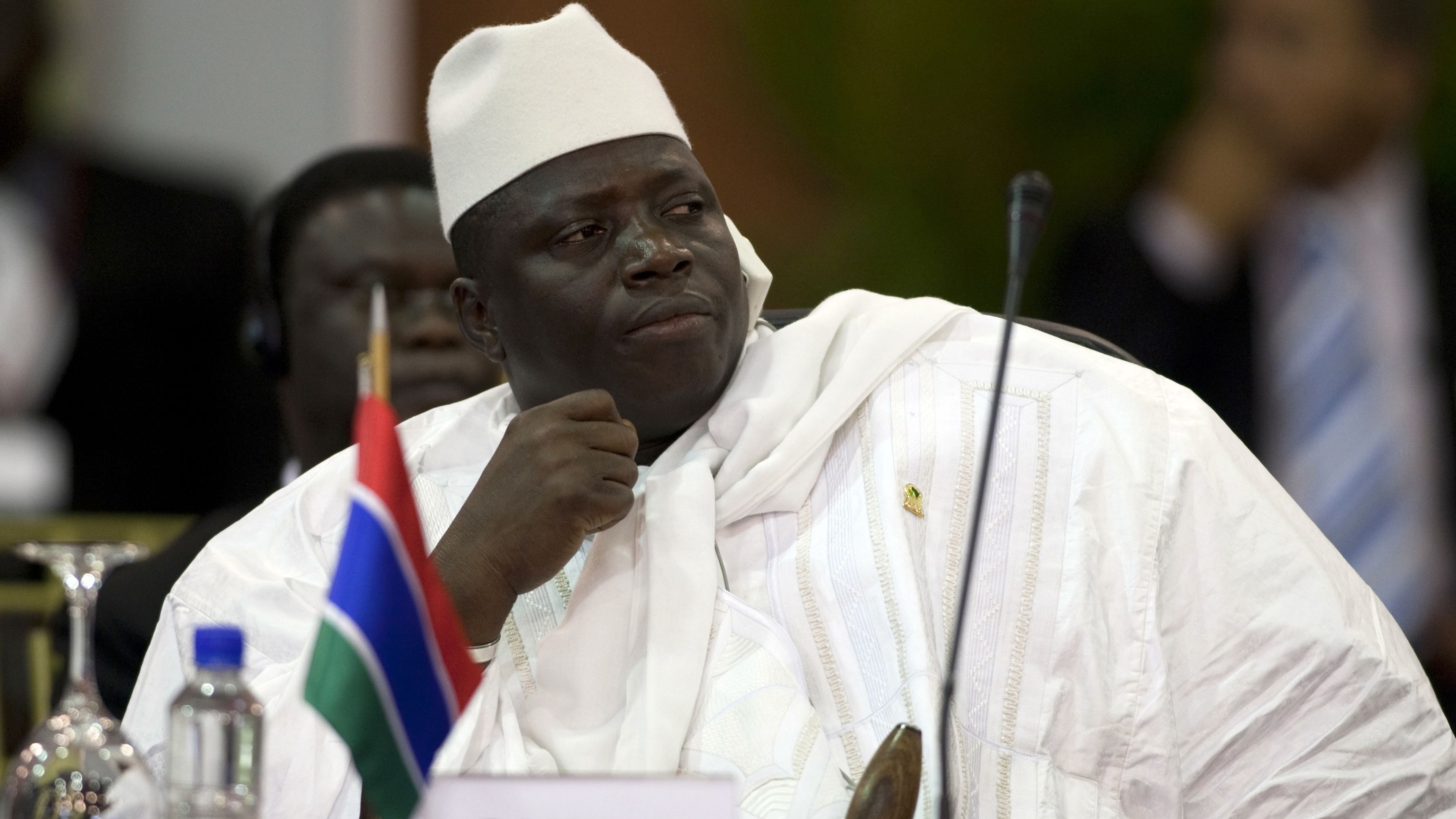 Expresidente de Gambia roba millones de dólares y huye del país
