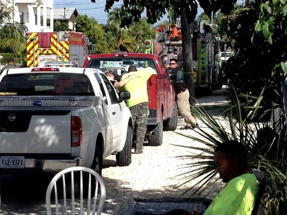 Mueren 3 hombres en alcantarilla por gas tóxico - gas-florida