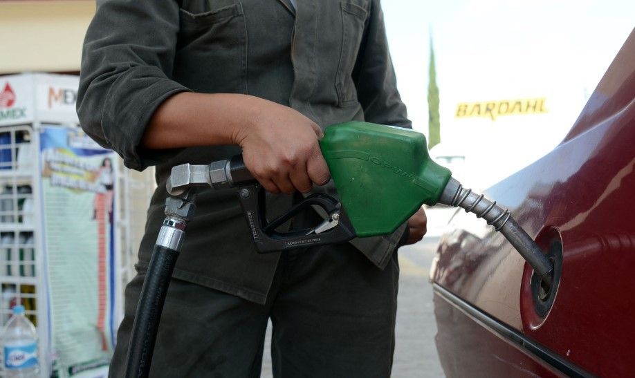 Venden a 9 pesos el litro de gasolina robada en tianguis de Puebla