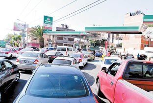 Compras de pánico en gasolineras horas antes del cambio de año - gasolineras-4