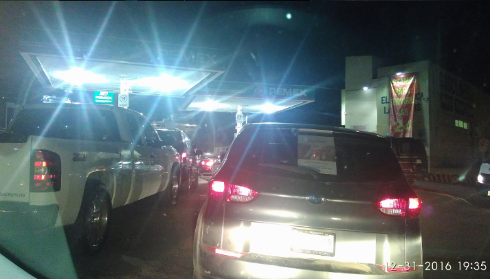 Compras de pánico en gasolineras horas antes del cambio de año - gasolineras