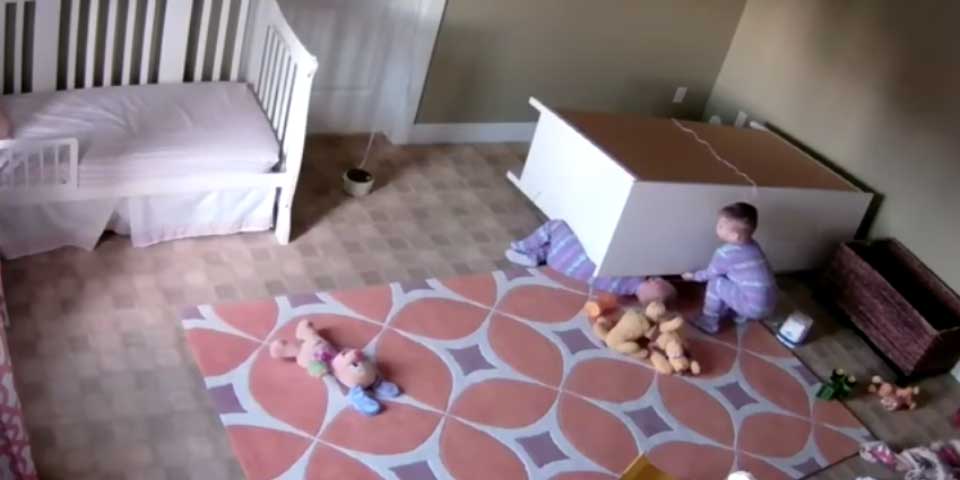 Video: niño de dos años salva a su gemelo