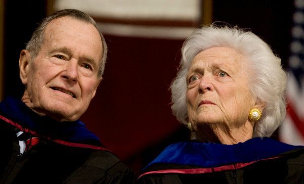 George H.W. Bush deja cuidados intensivos y su esposa recibe el alta - george-barbara-bush-1