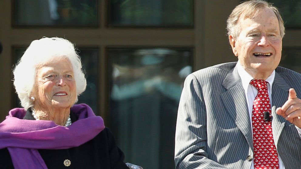 Hospitalizan a Barbara Bush - george-barbara-bush