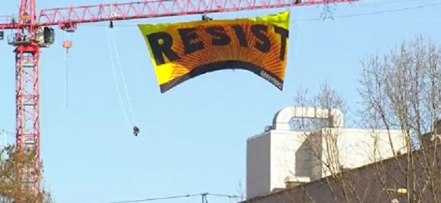 Protestan cerca de la Casa Blanca colgados desde una grúa