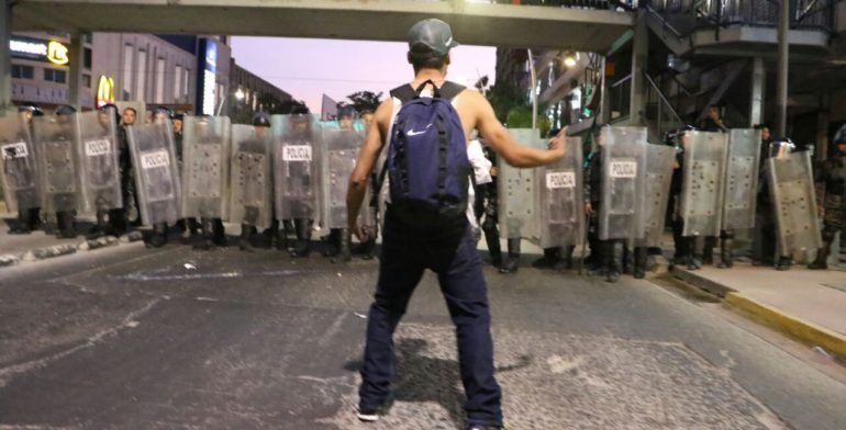 Dispersan manifestación con gases lacrimógenos en Guadalajara