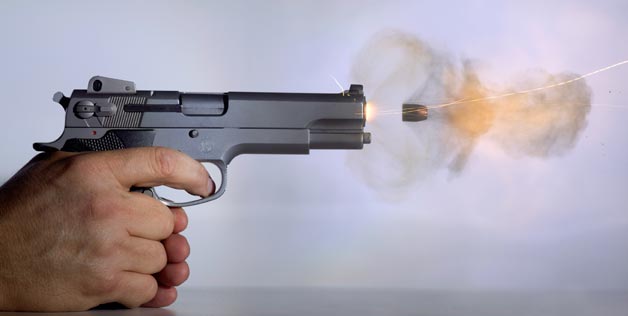 Policía mata a compañero en centro comercial de Puebla