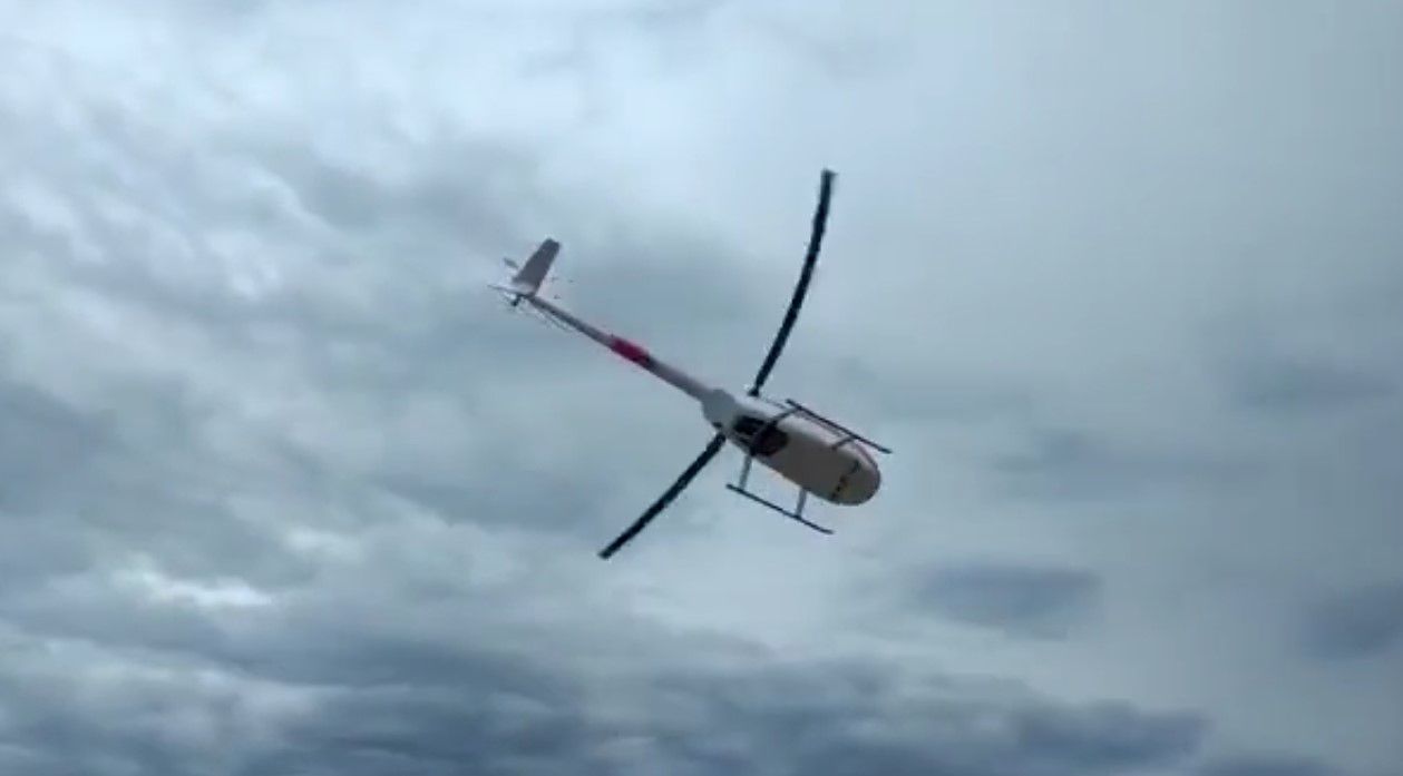 Video: helicóptero con cuatro tripulantes cae al agua en Brasil