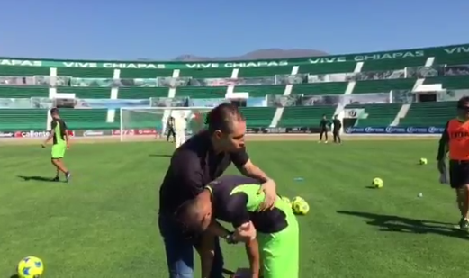 Video: hipnotizan a Hobbit Bermúdez durante entrenamiento