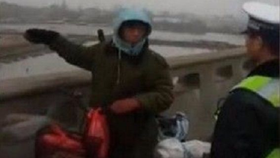 Hombre viaja 500 km en bicicleta en dirección opuesta a su destino Hombre viaja 500 km en bicicleta en dirección opuesta a su destino