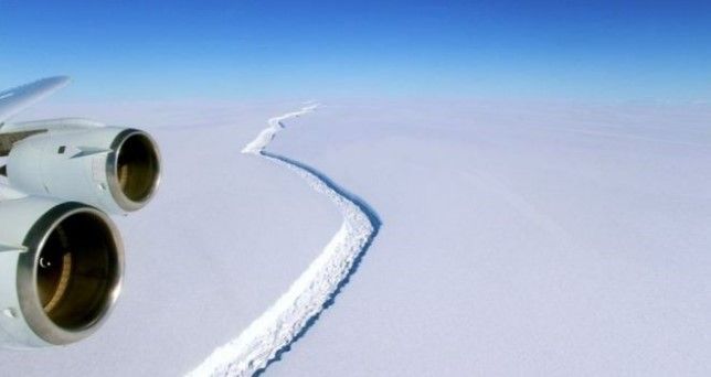 Iceberg está a punto de separarse de la Antártica
