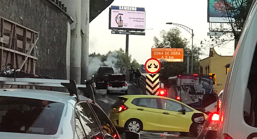 Camioneta se incendia en Periférico Sur