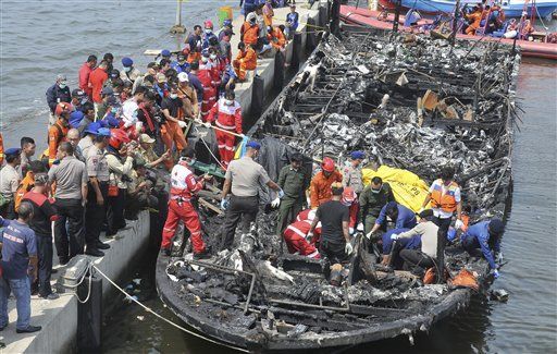 Mueren 23 personas al incendiarse un transbordador en Indonesia - incendio-ferry