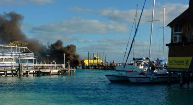 Se incendia ferry en Quintana Roo