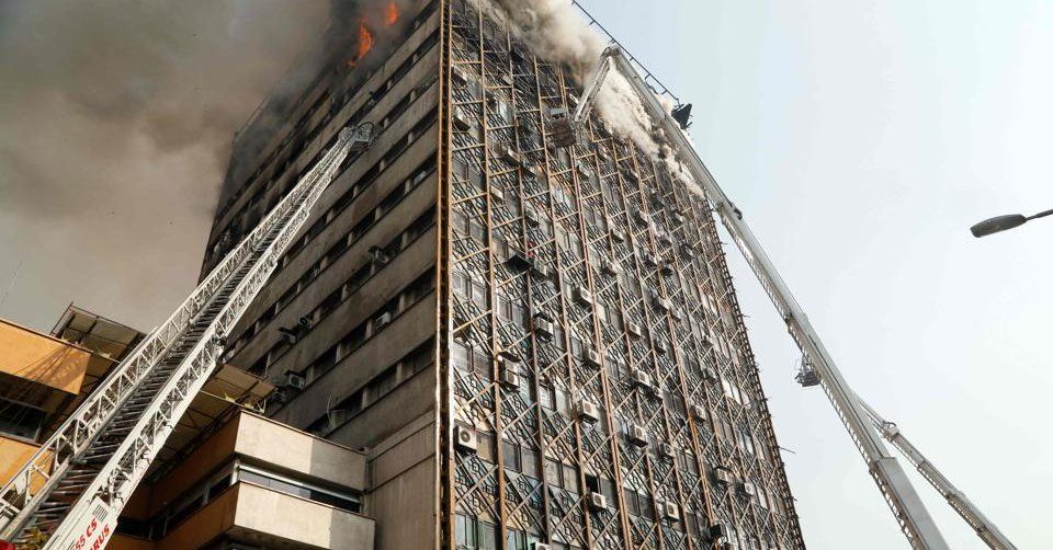 Mueren 30 bomberos al colapsar un rascacielos en Irán - incendio-teherán