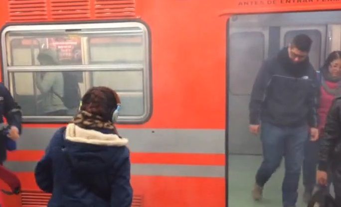 Video: usuarios evacúan Metro por presencia de humo