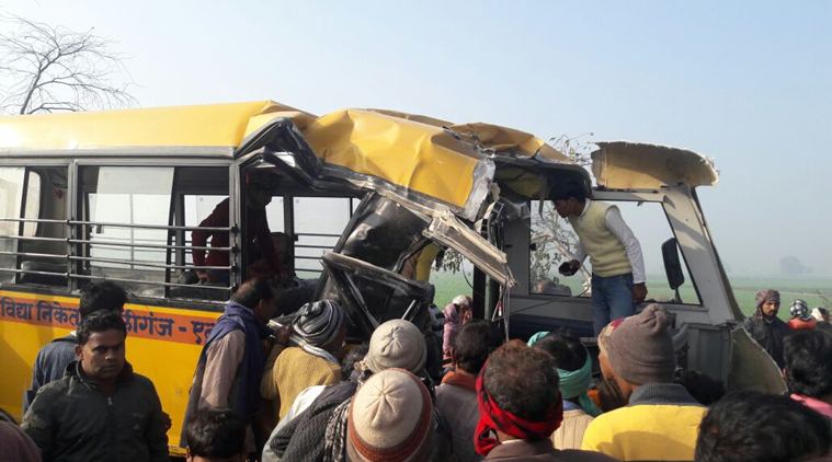 Choque entre autobús escolar y camión deja 25 muertos