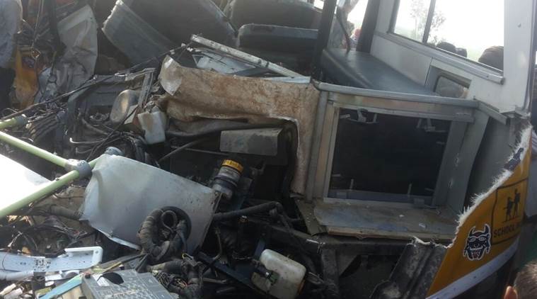 Choque entre autobús escolar y camión deja 25 muertos - india