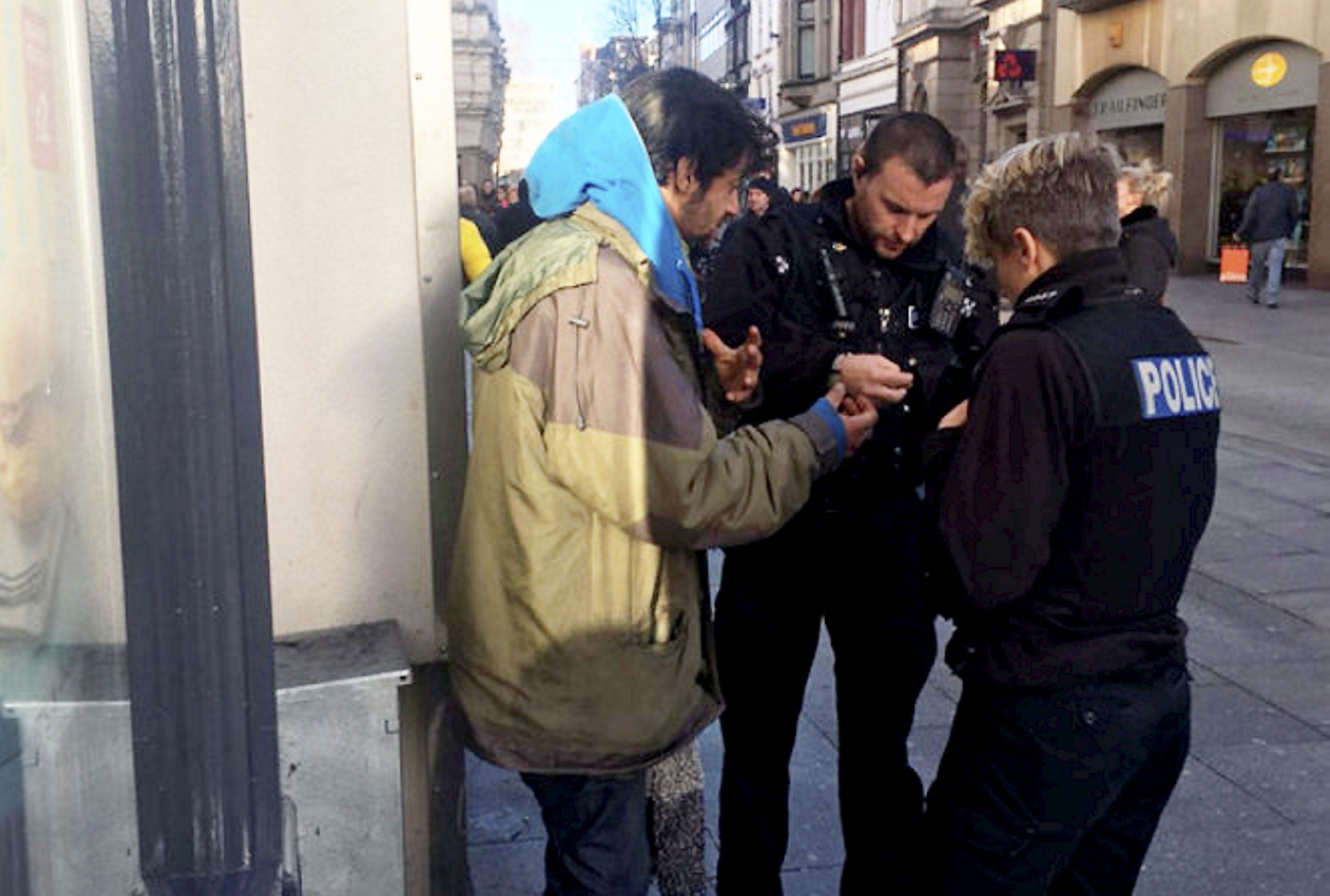 Indigente recibe moneda de más de 200 mil pesos - indigente