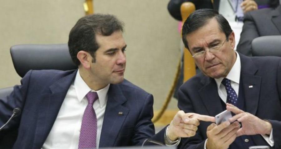 INE cancela prestación de celulares a altos funcionarios