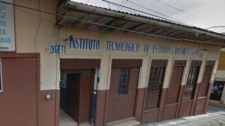 Comando entra a instituto y asalta a estudiantes en Michoacán